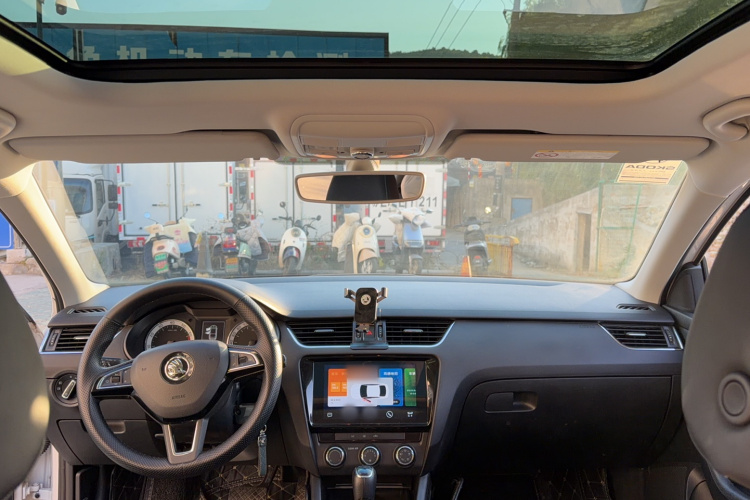 斯柯达 明锐 2019款 1.5L 自动智行豪华版 国VI中控内饰7005