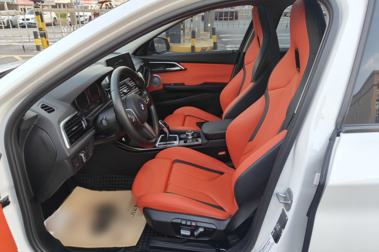 宝马1系 2022款 125i M运动曜夜版中控内饰7001