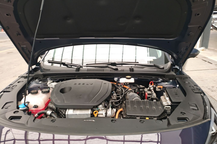 吉利银河 银河L6 2023款 125km 星舰机舱底盘24