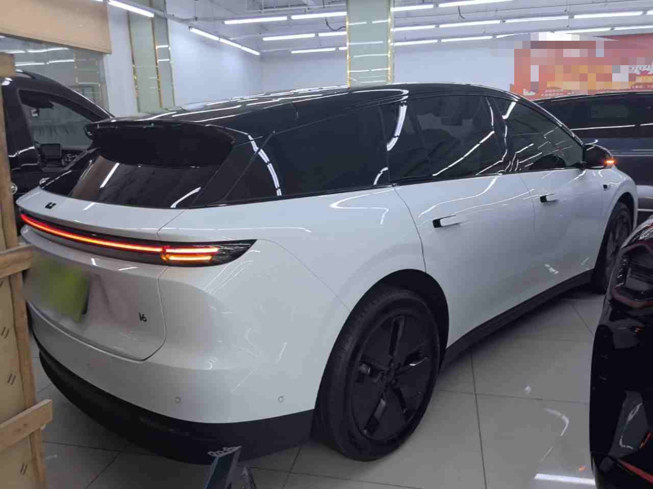 车辆右后45度外观展示
