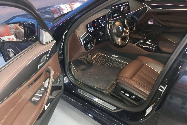 宝马5系新能源 2022款 改款二 535Le 先锋版M运动套装中控内饰7003