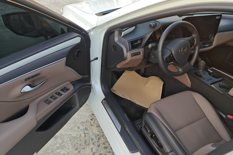 雷克萨斯ES 2025款 200 臻享版中控内饰20