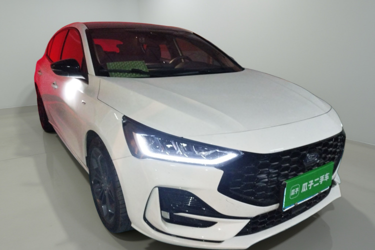 福特 福克斯 2022款 两厢 EcoBoost 180 自动ST Line车身外观3