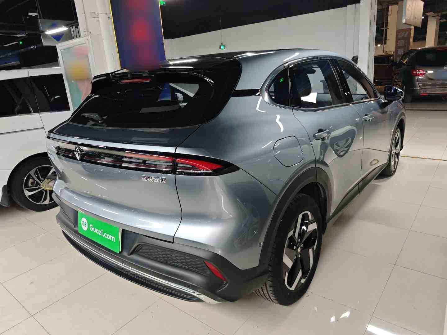 车辆右后45度外观展示