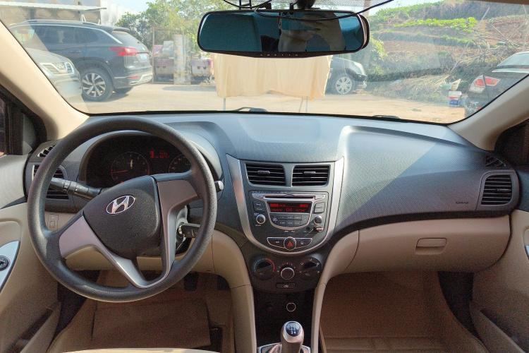 现代 瑞纳 2014款 1.4L 手动智能型GLS中控内饰12