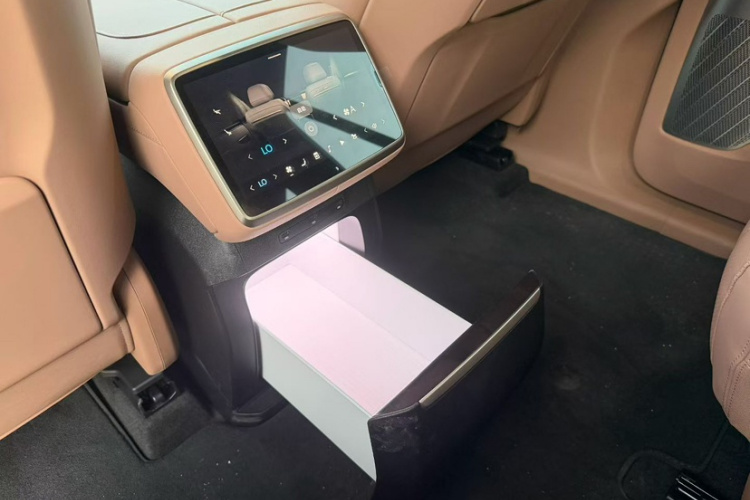 乐道L90 2025款 Max 六座版中控内饰7008