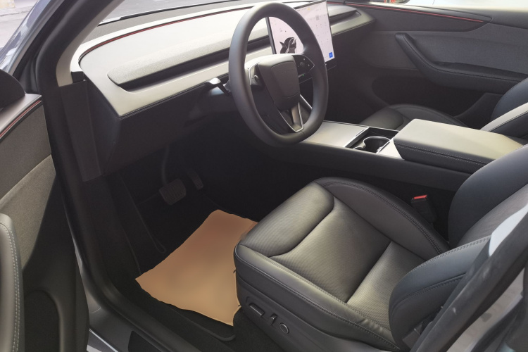 特斯拉 Model Y 2025款 后轮驱动 首发版中控内饰20