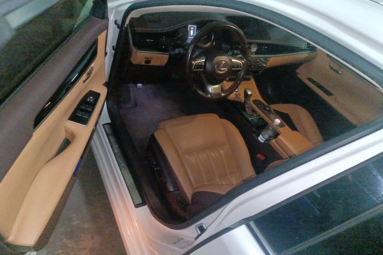 雷克萨斯ES 2015款 200 精英版中控内饰13