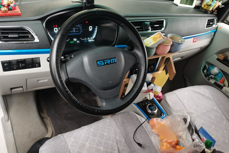 SRM鑫源 好运 2023款 标准型客车 6座中控内饰12