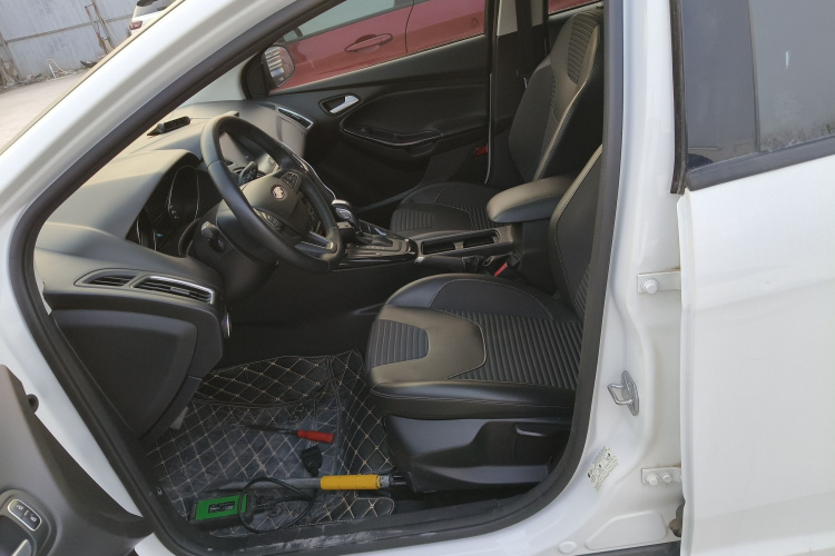 福特 福克斯 2018款 两厢经典 1.6L 自动风尚型智行版中控内饰19