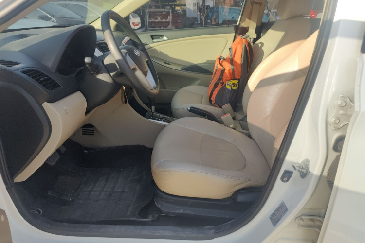 现代 瑞纳 2014款 1.4L 自动智能型GLS中控内饰19