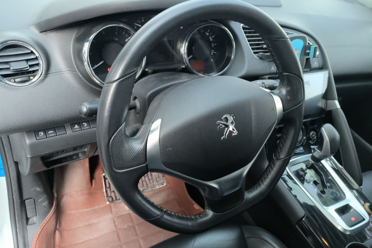 标致3008 2015款 2.0L 自动潮流版中控内饰13