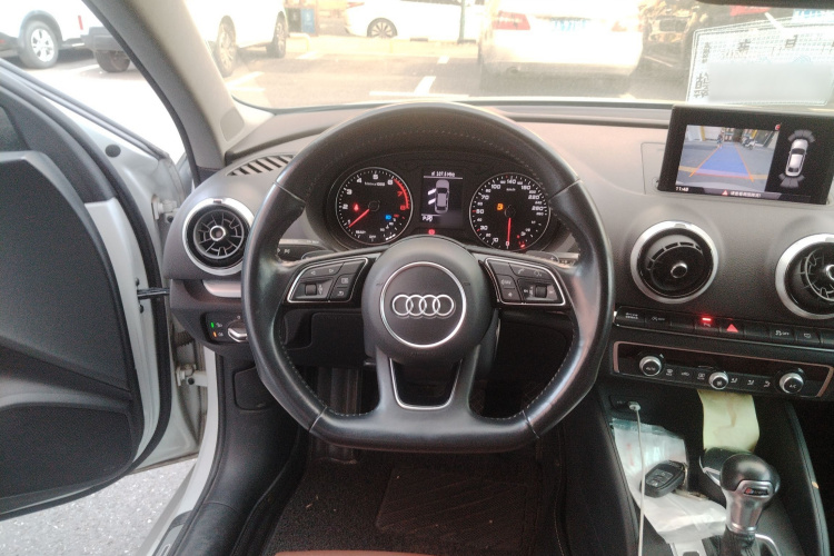 奥迪A3 2018款 30周年年型 Limousine 35 TFSI 运动型中控内饰13