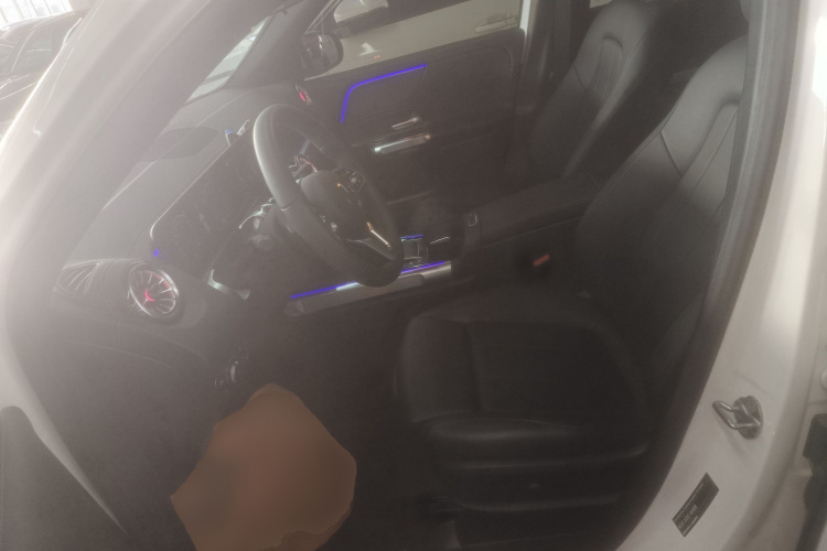 奔驰GLB 2023款 GLB 220 动感型中控内饰19