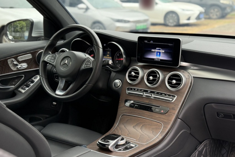 奔驰GLC 2018款 改款 GLC 300 4MATIC 动感型中控内饰7002
