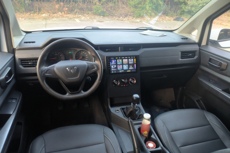 五菱汽车 五菱宏光PLUS 2020款 1.5L 手动标准型 5座中控内饰12