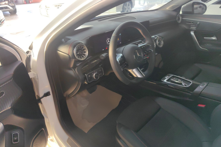 奔驰A级 2024款 改款 A 200 L 时尚型中控内饰20