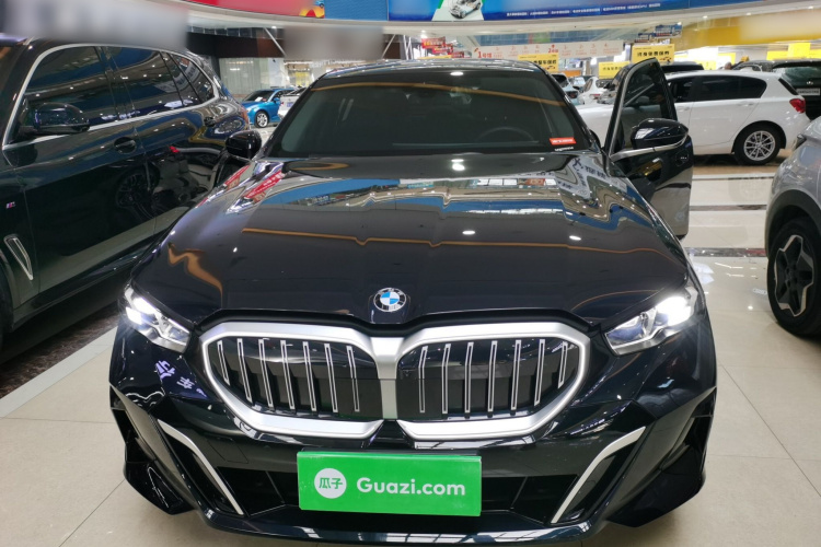 宝马5系 2025款 530Li 领先型 M运动套装车身外观2