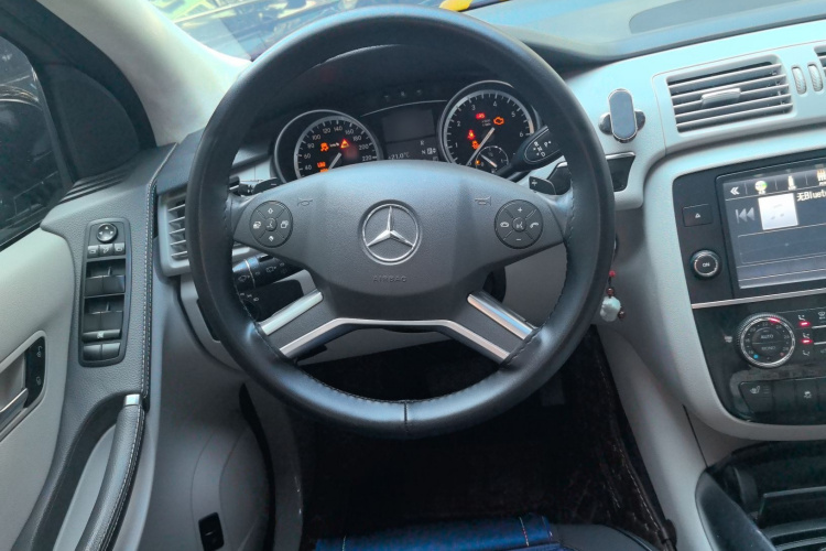奔驰R级 2017款 R 320 4MATIC 商务型臻藏版局部细节13