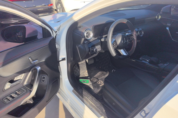 奔驰A级 2024款 A 200 L 时尚型中控内饰20