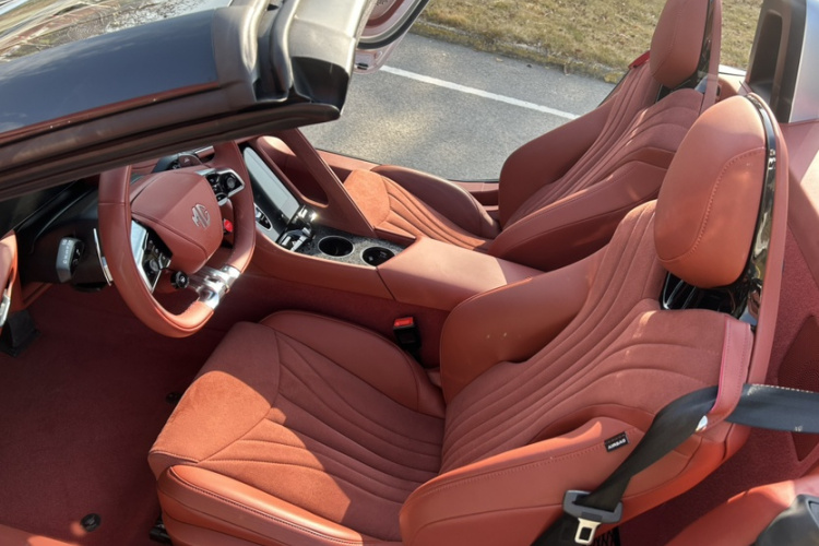 名爵 MG Cyberster 2024款 520km 传奇四驱版中控内饰7008