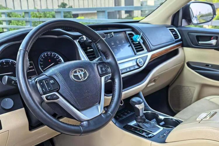 丰田 汉兰达 2018款 2.0T 四驱至尊版 7座 国VI中控内饰7001