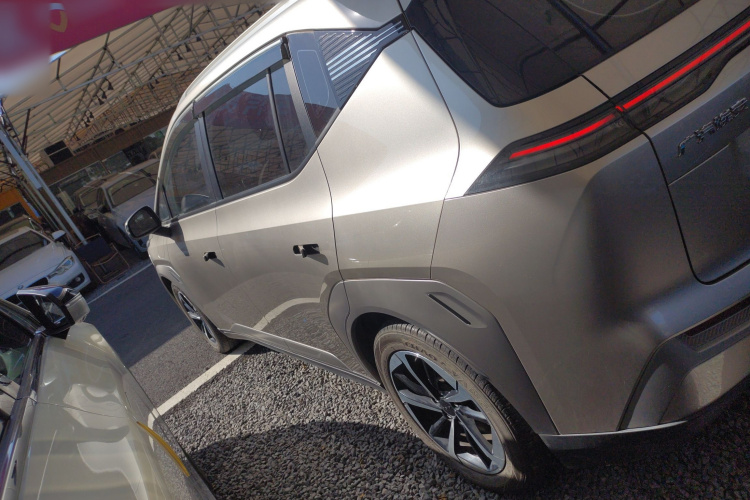 埃安 AION Y 2023款 Plus 610 智领版 三元锂车身外观4