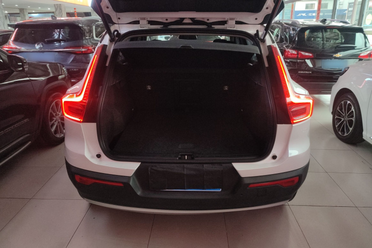 沃尔沃XC40 2020款 T3 智远豪华版机舱底盘23