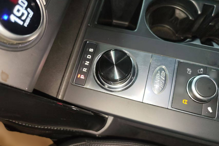 路虎 发现 2019款 3.0 SC V6 SE中控内饰18