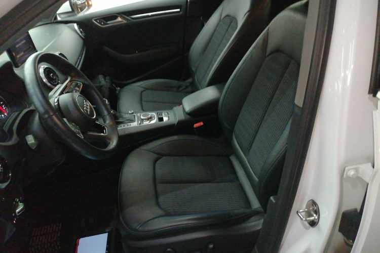 奥迪A3 2018款 30周年年型 Limousine 35 TFSI 时尚型中控内饰19