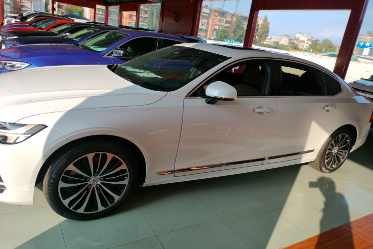 沃尔沃S90 2023款 B5 智逸豪华版车身外观4