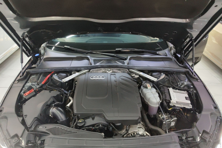 奥迪A4L 2024款 40 TFSI quattro RS套件燃速型机舱底盘24