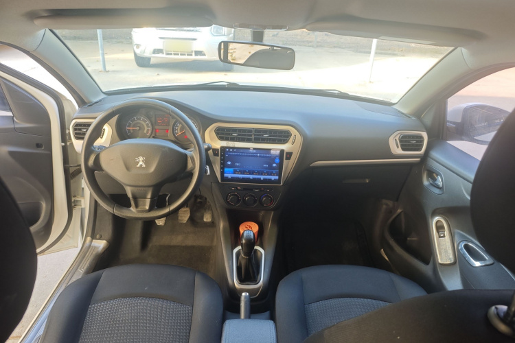 标致301 2016款 1.6L 手动舒适版中控内饰7003