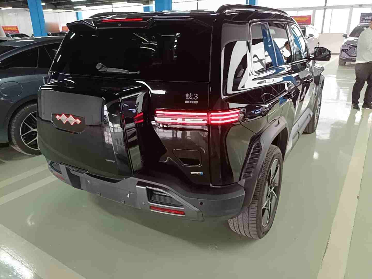 车辆右后45度外观展示