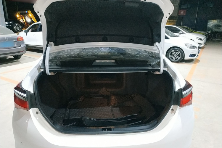 丰田 卡罗拉 2018款 双擎 1.8L E-CVT智尚版机舱底盘23