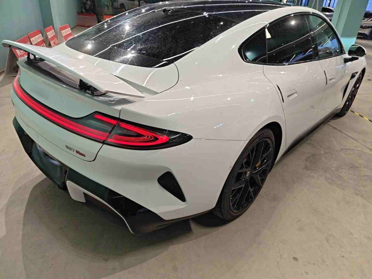 车辆右后45度视角展示