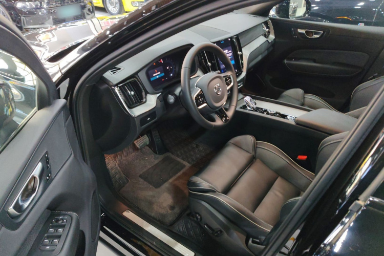 沃尔沃XC60 2025款 B5 四驱智远极夜黑版中控内饰20