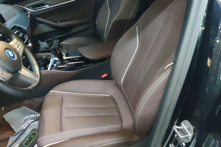 宝马5系新能源 2022款 改款二 535Le M运动套装中控内饰19