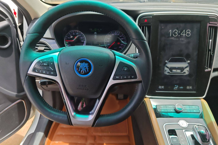 比亚迪 秦新能源 2017款 1.5T 尊贵型中控内饰7004