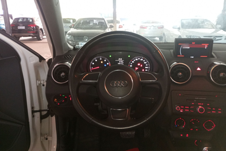 奥迪A1 2014款 30 TFSI Sportback时尚型中控内饰13