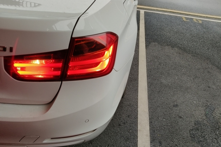 宝马3系 2015款 320i 超悦版时尚型车身外观9