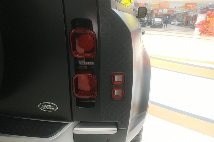 路虎卫士 2024款 110 3.0T P400 暗黑特别版车身外观6006