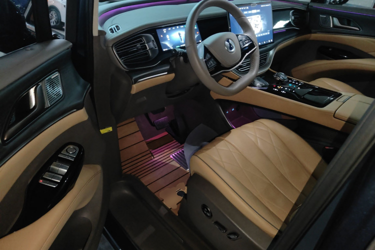 腾势D9 2024款 DM-i 980 四驱旗舰型中控内饰7003