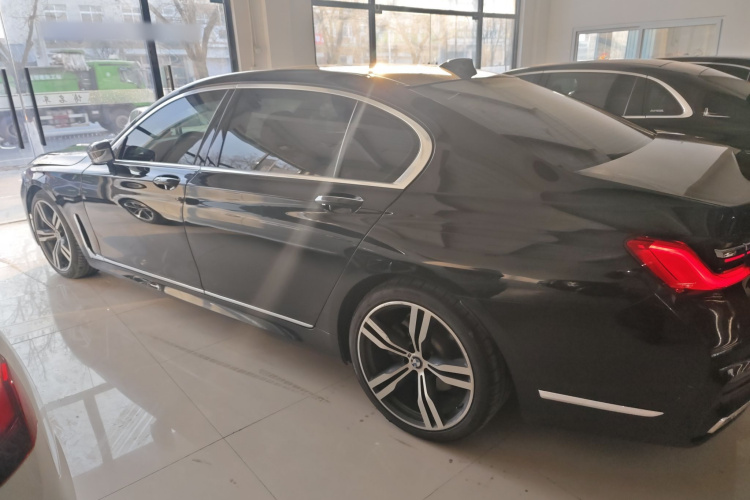 宝马7系 2018款 740Li 领先型 M运动套装车身外观4