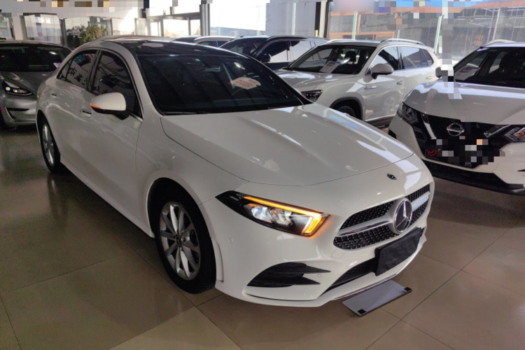 奔驰A级 2020款 改款 A 200 L 运动轿车时尚型车身外观3