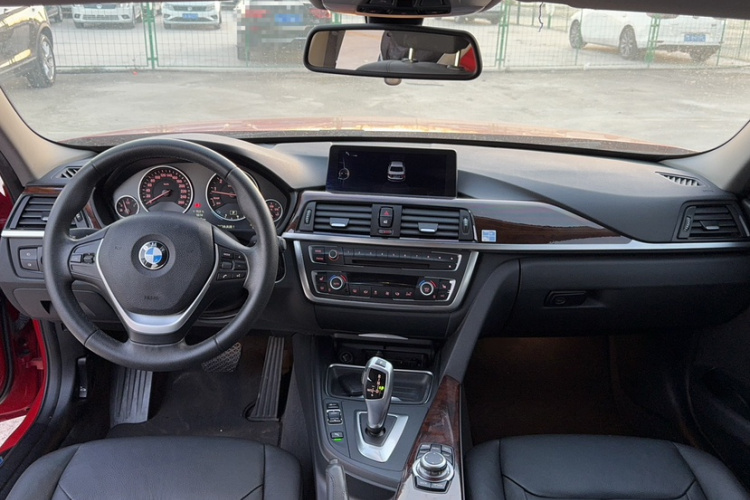 宝马3系 2013款 改款 320Li 豪华设计套装中控内饰7003