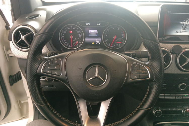 奔驰B级 2015款 B 200 时尚型中控内饰13