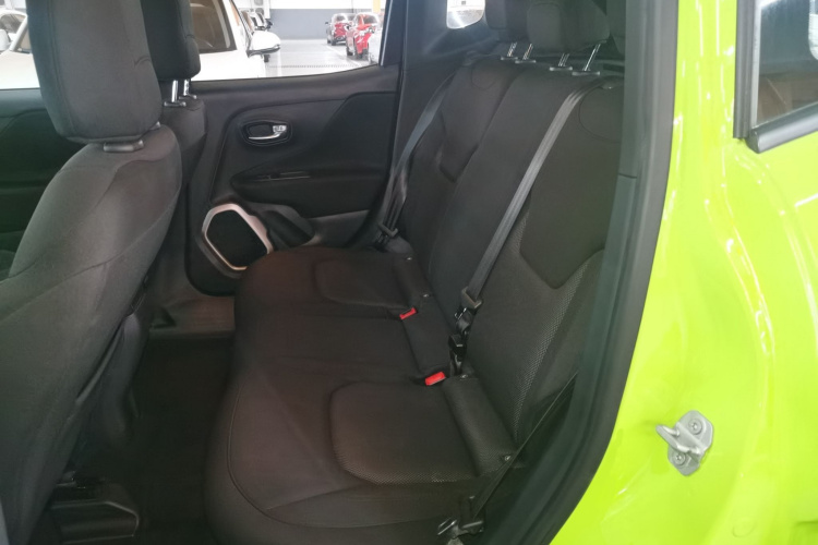 Jeep 自由侠 2017款  180T 自动劲能版中控内饰7004