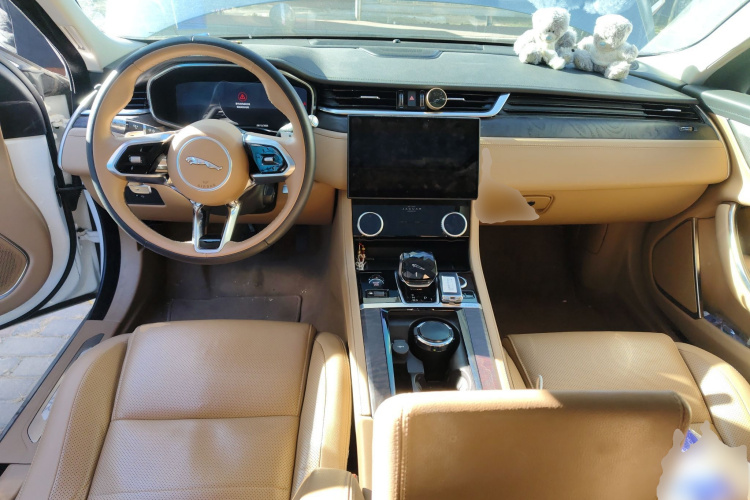 捷豹XFL 2021款 XFL 2.0T P250 两驱尊享豪华版中控内饰12