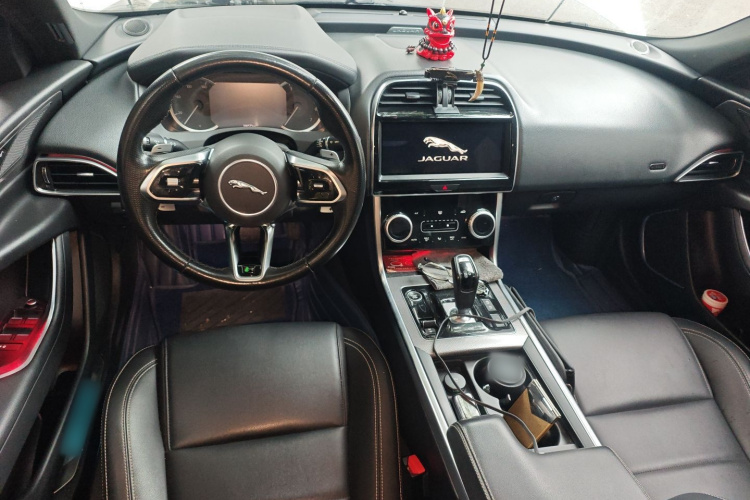 捷豹XEL 2020款 2.0T 200PS R-DYNAMIC 青春运动版中控内饰12